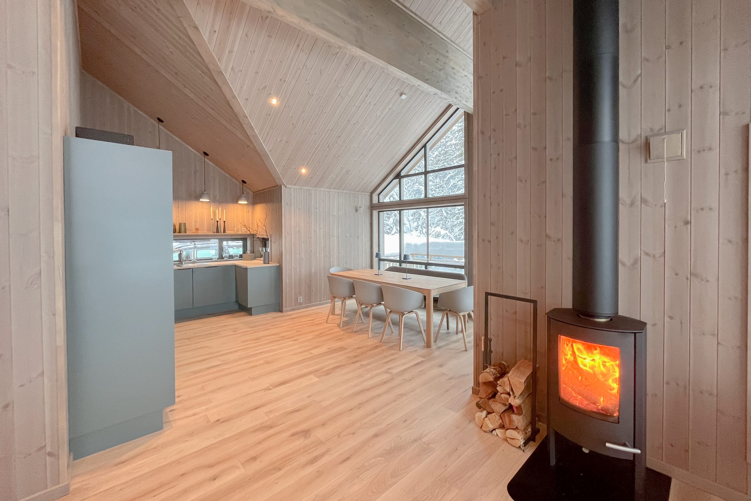Wohnbereich mit Kamin und Küche